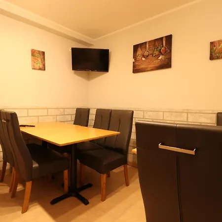 Schiller בית הארחה